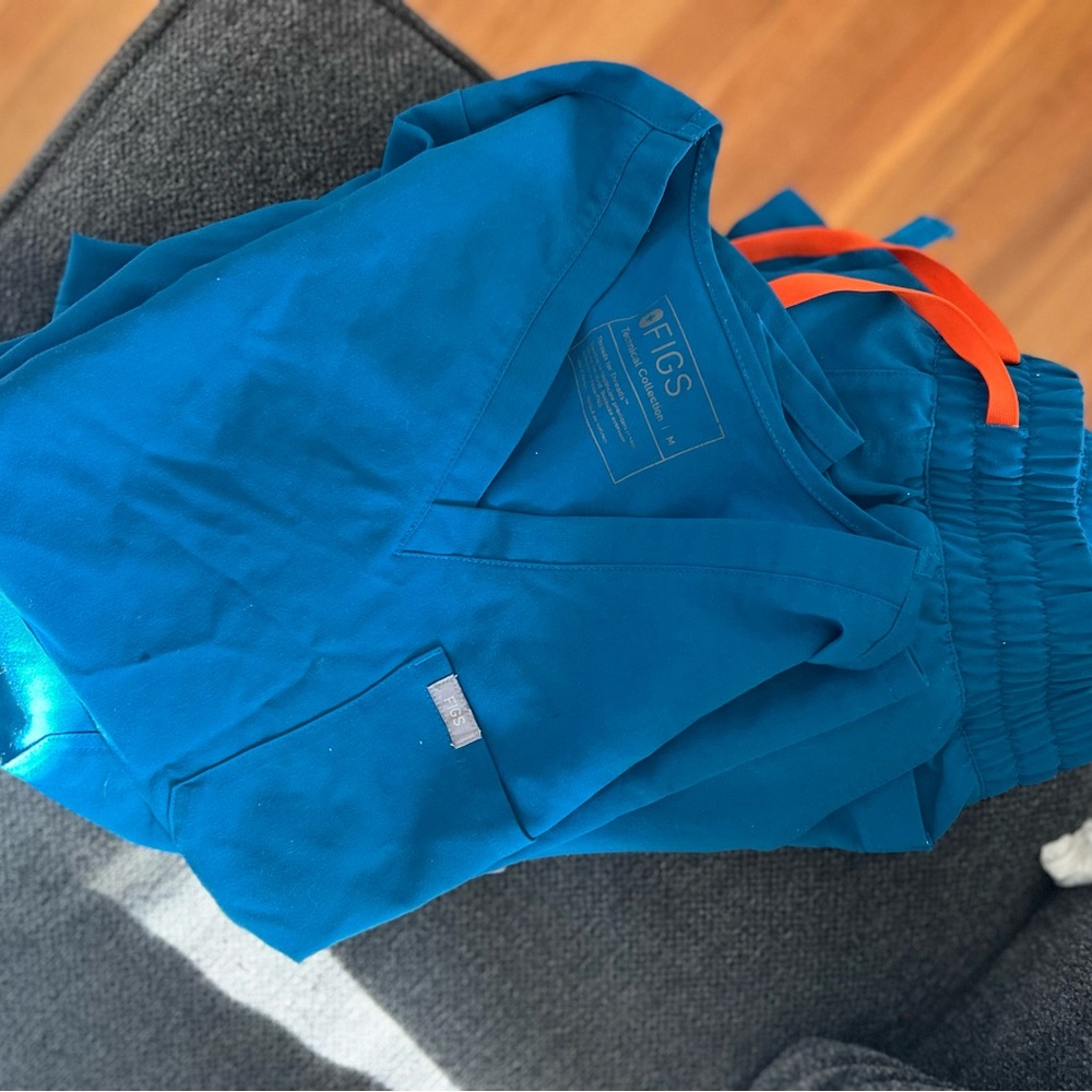 FIGS single pocket scrub top -medium & FIGS scrub bottoms - medium